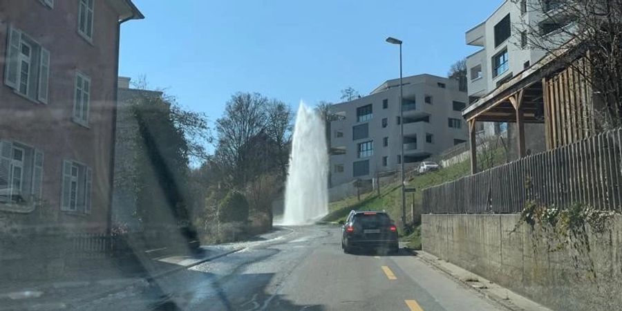 Schaffhausen SH: Auto kollidiert in Hydranten