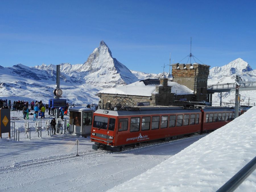 1898 war schliesslich der Gornergrat bezwungen. Es bestanden damals auch konkrete Pläne für eine Bahn auf das im Hintergrund aufsteigende Matterhorn. Interessanterweise hatten Stände- und Nationalräte zusammen mit der Konzession einer Bahn am Gornergrat gleichzeitig eine für den Bau einer Matterhornbahn erteilt. Das Projekt scheiterte aber aus finanziellen Gründen, und Folgeprojekte im beginnenden 20. Jahrhundert sahen sich einer unterdessen stark gewachsenen Opposition aus Heimatschützern, Naturforschern und Bergfreunden gegenüber, sodass die Matterhorn-Bahn genauso wenig realisiert wurde wie die späteren Seilbahn-Projekte auf den majestätischen Alpengipfel.