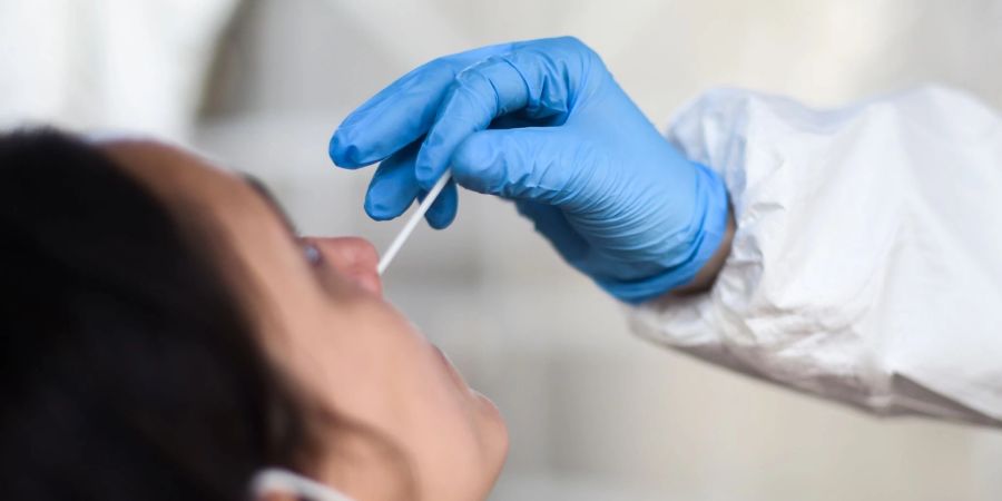 Die Gesundheitsämter melden dem RKI binnen eines Tages 252.026 Neuinfektionen.
