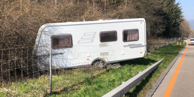 A1 bei Deitingen SO: Wohnanhänger während der Fahrt verloren. Deitingen SO