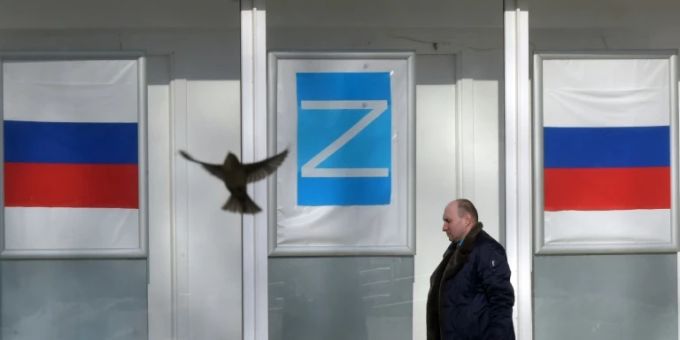 Passant vor «Z»-Symbol in St. Petersburg Passant vor «Z»-Symbol in St. Petersburg