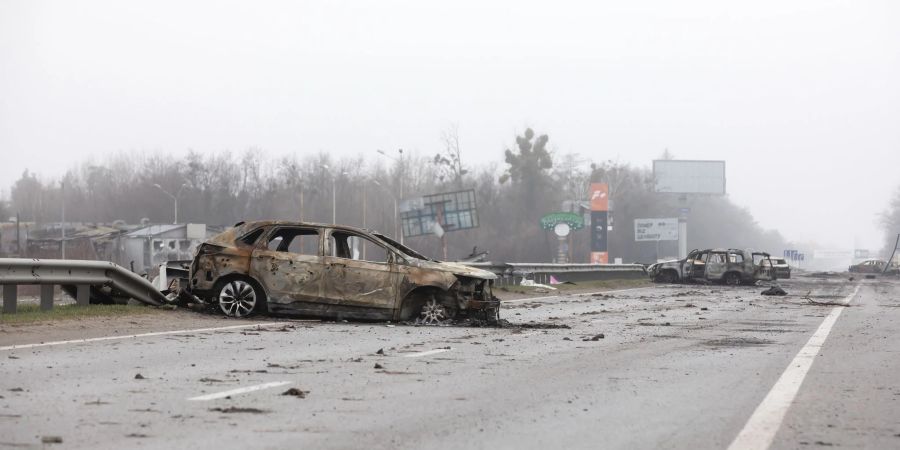 Fast 300 Zivilisten wurden entlang der Strasse in Butscha, einer Pendlerstadt ausserhalb der Hauptstadt, von russischen Truppen getötet.