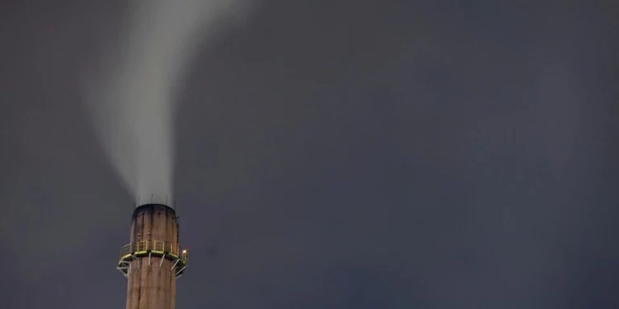 Rauch aus einem Schornstein einer Fabrik in Brasilien