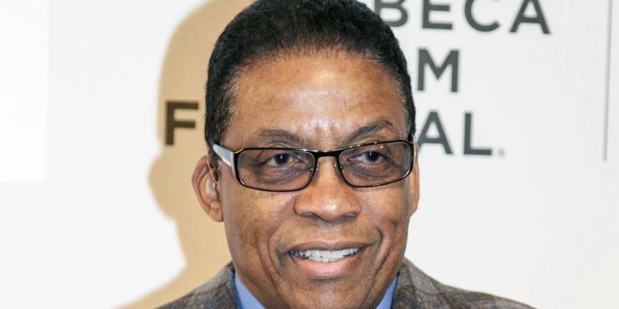 Herbie Hancock sitzt nach dem Ohrfeigen-Skandal bei den Oscars in der Zwickmühle.