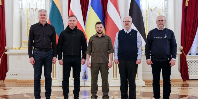 Gitanas Nauseda (l-r), Andrzej Duda, Wolodymyr Selenskyj, Egils Levits und Alar Karis posieren für ein Foto in Kiew. Gitanas Nauseda (l-r), Andrzej Duda, Wolodymyr Selenskyj, Egils Levits und Alar Karis posieren für ein Foto in Kiew.