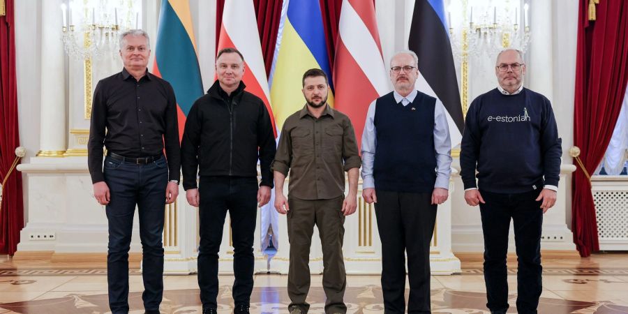 Gitanas Nauseda (l-r), Andrzej Duda, Wolodymyr Selenskyj, Egils Levits und Alar Karis posieren für ein Foto in Kiew.