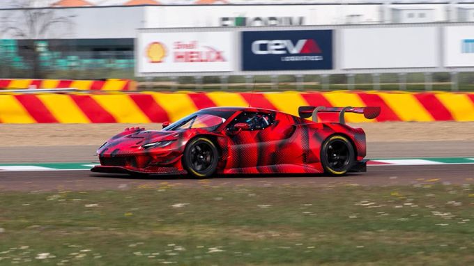 Der neue Ferrari 296 GT3 bei seiner ersten Ausfahrt in Fiorano. Ferrari 296 GT3