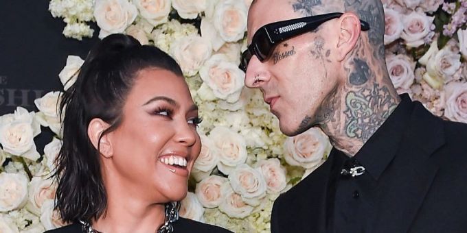 Kourtney Kardashian und Travis Barker bei ihrem ersten Auftritt als Ehepaar. Trotz Hochzeit wohnen die beiden aber noch nicht zusammen. kourtney kardashian