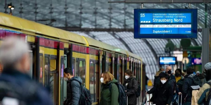 Die Mehrheit der Menschen in Deutschland kann sich einer Umfrage zufolge einen Umstieg vom Auto auf öffentliche Verkehrsmittel oder aufs Fahrrad vorstellen. Es fehlen jedoch wichtige Anreize. Foto: Monika Skolimowska/dpa-Zentralbild/dpa