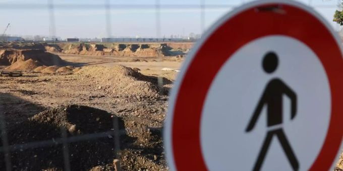 Das Verkehrsschild «Verbot für Fussgänger» am Zaun der Kiesgrube im Stadtteil Blessem in Erftstadt. Foto: Oliver Berg/dpa Das Verkehrsschild «Verbot für Fussgänger» am Zaun der Kiesgrube im Stadtteil Blessem in Erftstadt. Foto: Oliver Berg/dpa