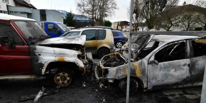 Widnau SG: Fahrzeugbrände auf Abstellplatz. Widnau SG