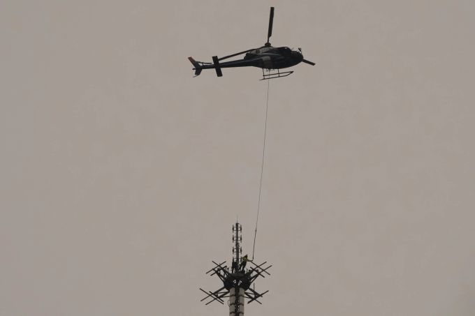 Ein Helikopter brachte die neue Antenne zum Eiffelturm. (AP Photo/Francois Mori) France Eiffel Tower