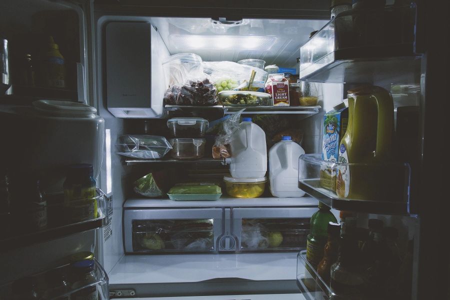 Kühlschrank offen Flaschen Obst Saft Milch