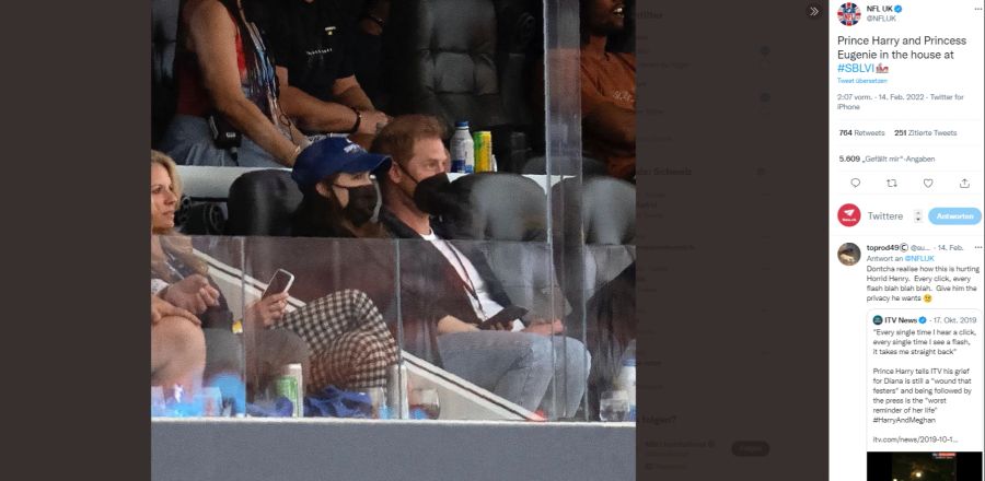 Prinz Harry mit Eugenie beim Super Bowl – hier trägt der Rotschopf brav seine Maske.