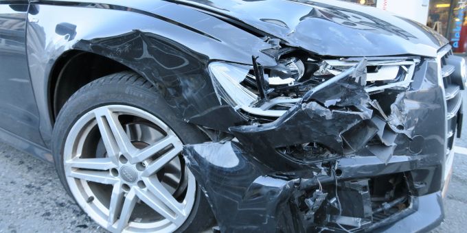 An den Fahrzeugen und am Gebäude entstand Sachschaden. Unfall