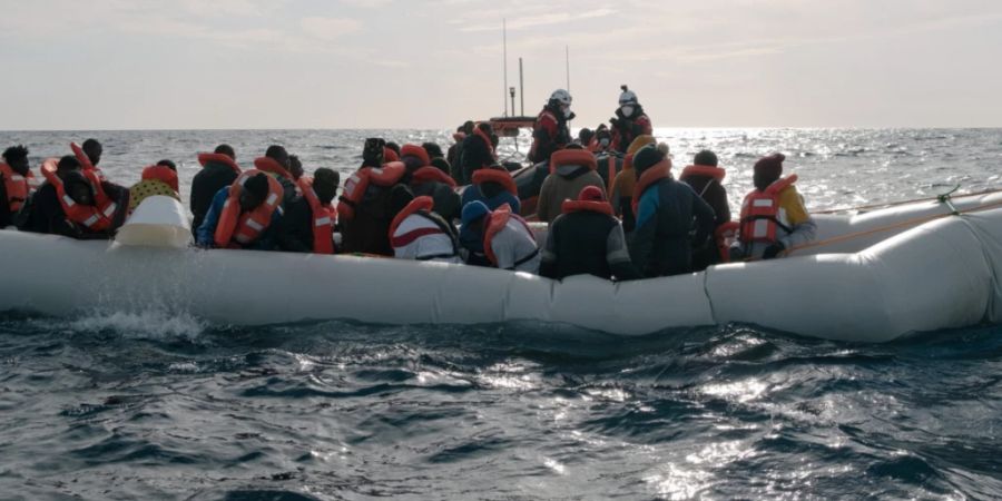 HANDOUT - Die Zahl der Migranten aus Libyen, die über das Mittelmeer Europa erreichen wollten, hat sich nach Angaben der Vereinten Nationen im vergangenen Jahr stark erhöht. Foto: Max Brugger/Sea-Watch/dpa - ACHTUNG: Nur zur redaktionellen Verwendung im Zusammenhang mit der aktuellen Berichterstattung und nur mit vollständiger Nennung des vorstehenden Credits