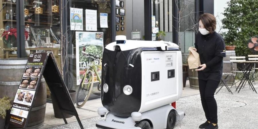 In Tokio wird der Einsatz von Robotern zum Beispiel in der Gastronomie getestet. Foto: -/kyodo/dpa