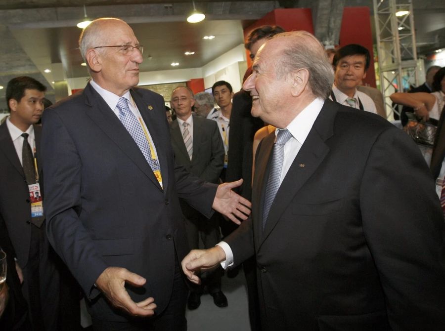 Bundespräsident Pascal Couchepin (links) begrüsst FIFA-Präsident Sepp Blatter beim offiziellen Empfang des Schweizer Bundespräsidenten im «House of Switzerland» an den Olympischen Sommerspielen 2008 in Peking.