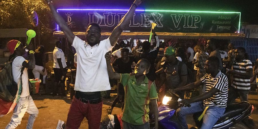 Am diesjährigen Afrika-Cup feiern Anhänger von Burkina Faso ihr Team. Später kam es in einem Spiel des Gastgebers Kamerun zu einer Massenpanik.