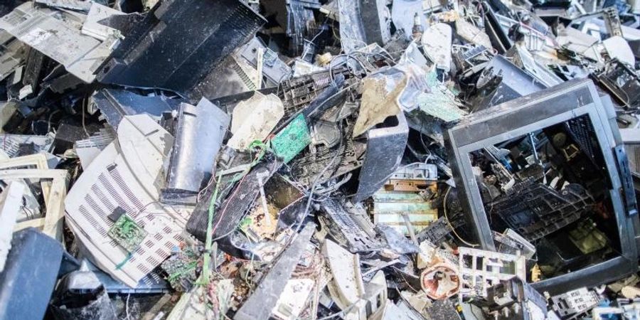 Elektroschrott liegt in einer Halle einer Recyclingfirma. Verbraucherinnen und Verbraucher in Deutschland sollen nach Plänen der Bundesregierung defekte Handys oder andere Produkte künftig leichter reparieren lassen können. Foto: Marcel Kusch/dpa