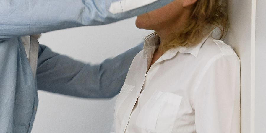 In der Schweiz haben schon viele Personen eine toxische Beziehung mit Elementen der Kontrollsucht, Herabwürdigung und Manipulation erlebt. (Symbolbild)