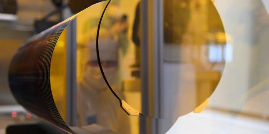 Die Münchner Siltronic gehört zu den führenden Herstellern von Siliziumscheiben (Wafer) für Halbleiter und Chips. Foto: Robert Michael/dpa-Zentralbild/dpa