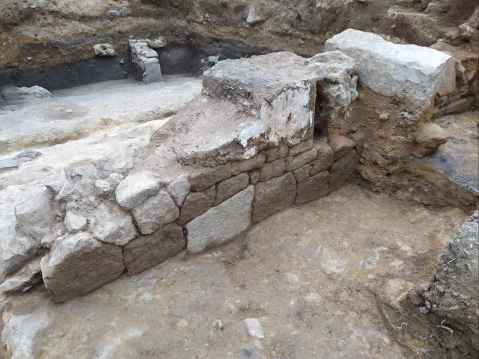 Eine Luftaufnahme des Fundortes. mauer tempel