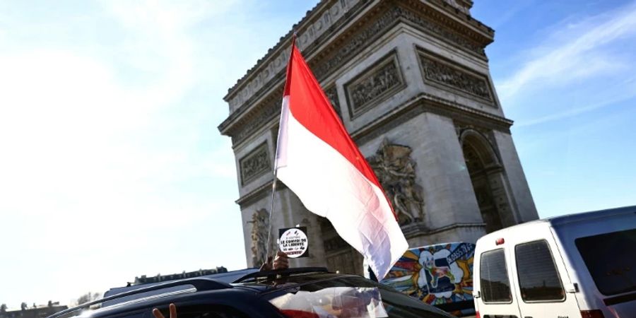 Protestkonvoi vor dem Triumphbogen in Paris