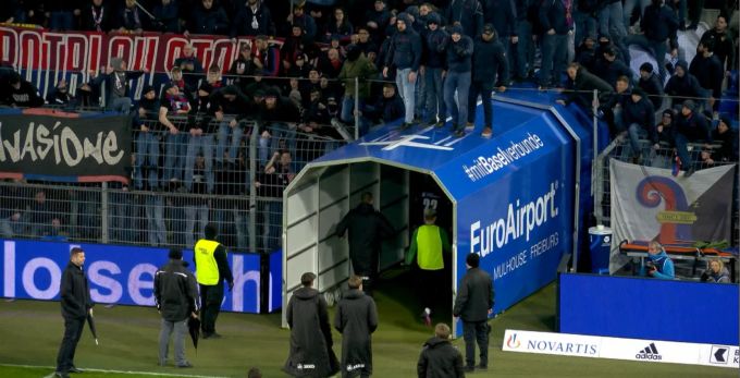 Fans des FC Basel stehen zur Pause auf dem Spielertunnel. FC Basel
