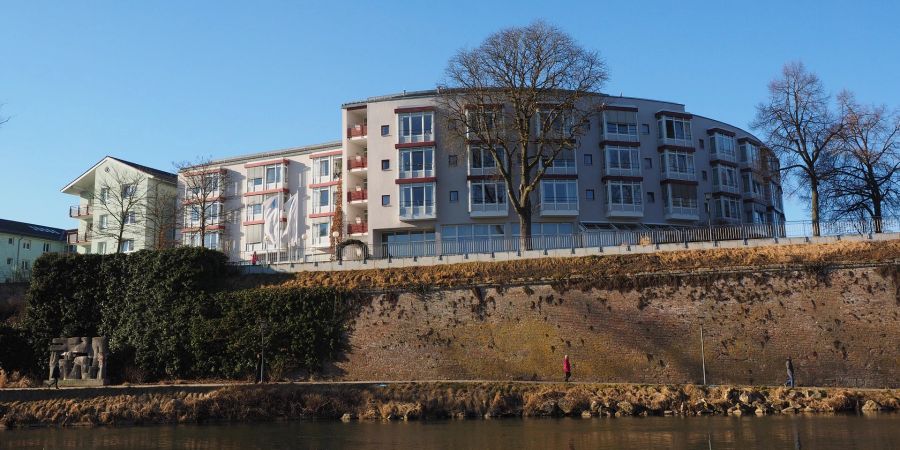 Gebäude Anhöhung Promenade Fluss