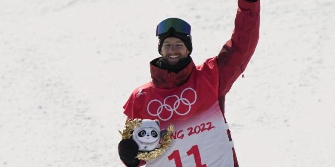 Goldmedaillengewinner Max Parrot zeigt seine Medaille. Foto: Francisco Seco/AP/dpa Goldmedaillengewinner Max Parrot zeigt seine Medaille. Foto: Francisco Seco/AP/dpa