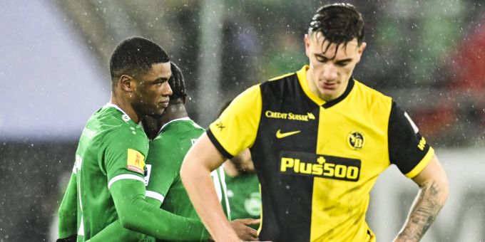 St. Gallens Kwadwo Duah jubelt, während YBs Cédric Zesiger enttäuscht zu Boden schaut. YB