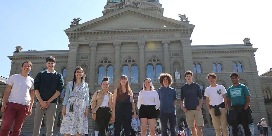 Jugendliche sollen die Schweizer Politik stärker mitgestalten und ihre Ideen ins Bundeshaus tragen. Dabei wollen ihnen nun junge Parlamentsmitglieder helfen. (Bild des Dachverband Schweizer Jugendparlamente DSJ vor dem Bundeshaus in Bern)