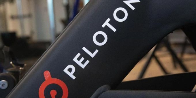 Bloss keine frische Luft: Peloton verkauft Fahrrad-Heimtrainer. Foto: Mark Lennihan/AP/dpa
