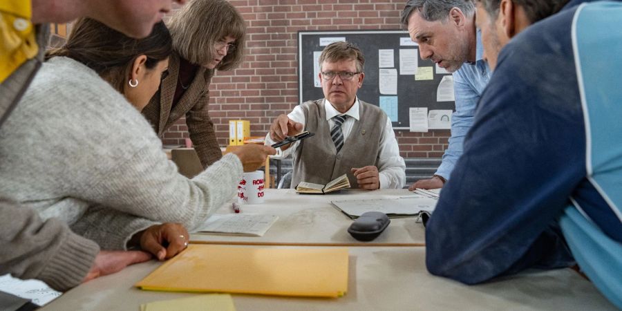 Prominente Besetzung: Torben Kessler (v.l.n.r.), Nilam Farooq, Anke Engelke, Justus von Dohnányi, Thomas Loibl und Florian David Fitz.