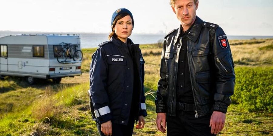 Süher Özlügül (Sophie Dal) und Henk Cassens (Maxim Mehmet) ermitteln einen Falschparker in den Dünen. Foto: Willi Weber/ZDF/dpa