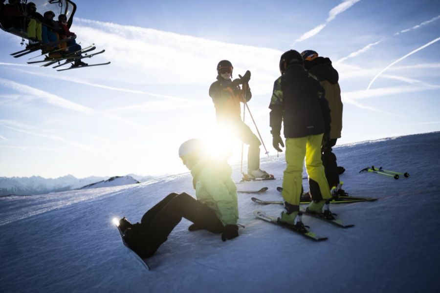 Skifahrer geniessen das milde Wetter im Skigebiet Pizol, am Freitag, 31. Dezember 2021, in Bad Ragaz.