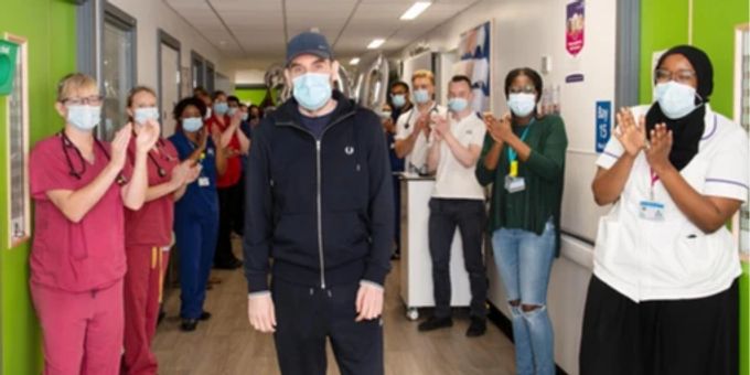 Andrew Watts wird vom Spitalpersonal mit Applaus nach Hause verabschiedet. Andrew Watts Coronavirus