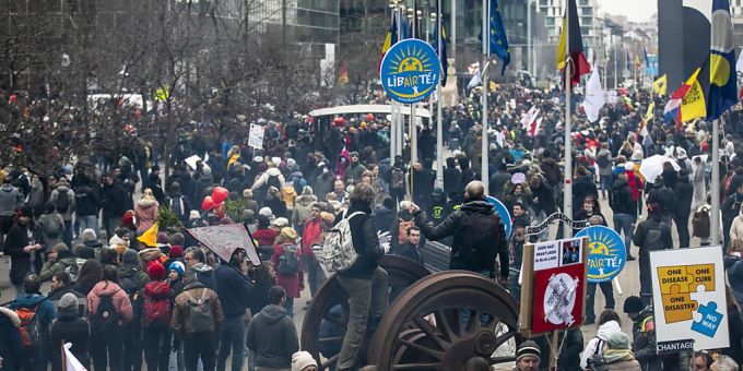 In Brüssel - Zehntausende demonstrieren gegen Corona-Massnahmen