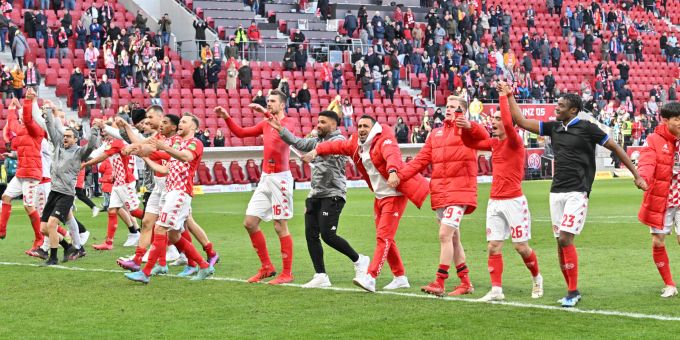 Der FSV Mainz 05 feiert nach dem Sieg gegen Bielefeld. FSV Mainz 05