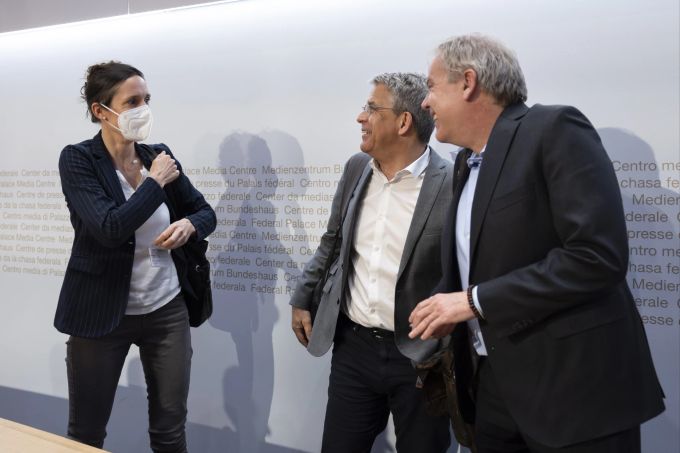 Das wars: Christoph Berger, Präsident Eidgenössische Kommission für Impffragen EKIF, Patrick Mathys, Leiter Sektion Krisenbewältigung und internationale Zusammenarbeit Bundesamt für Gesundheit BAG und Tanja Stadler, Präsidentin National COVID-19 Science Task Force, wirken am Ende der letzten Medienkonferenz zur aktuellen Situation des Coronavirus entspannt, am Dienstag, 22. März 2022 in Bern. (KEYSTONE/Peter Klaunzer) ukraine krieg coronavirus