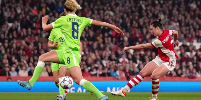 Lotte Wubben-Moy (r) sorgte erste spät für den Arsenal-Ausgleich gegen Wolfsburg. Lotte Wubben-Moy (r) sorgte erste spät für den Arsenal-Ausgleich gegen Wolfsburg.
