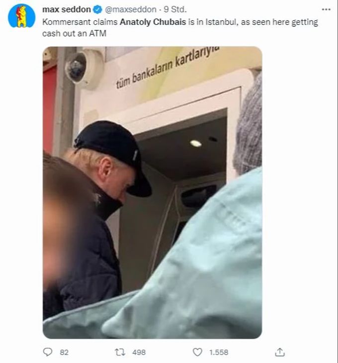 Anatoli Tschubais soll sich bereits in der Türkei befinden. Hier wurde er fotografiert, wie er in Istanbul Geld aus einem Bankomaten abhebt. Ukraine-Krieg