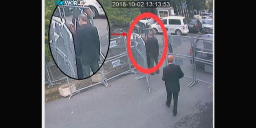 Dieses vom Sender TRT World zur Verfügung gestellte Videostandbild vom 02.10.2018 zeigt mutmasslich den saudischen Journalisten Jamal Khashoggi im Gespräch mit seiner Verlobten Hatice Cengiz, bevor er das Konsulat von Saudi-Arabien betritt.