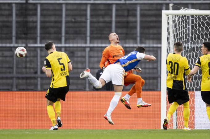 Anthony Racioppi, Goalie von YB, prallt mit GCs Georg Margreitter zusammen. YB GC