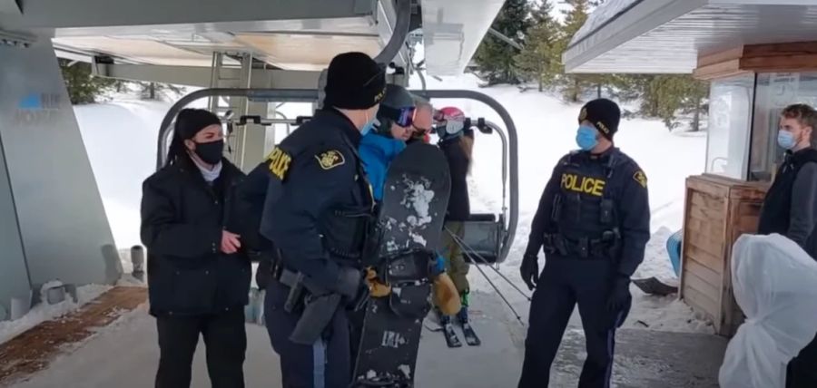 Die Polizei führt den Snowboarder schliesslich ab.