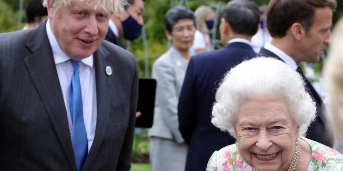 Premierminister Boris Johnson und Queen Elizabeth II. bei einem Termin in Cornwall. Premierminister Boris Johnson und Queen Elizabeth II. bei einem Termin in Cornwall.