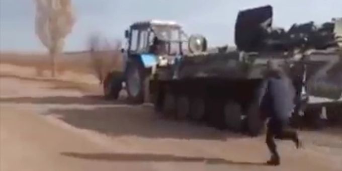 Video geht viral - Hier stiehlt ukrainischer Bauer einen Putin-Panzer
