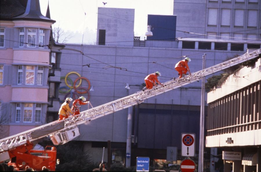 Eine Rettungsaktion mit einer Leiter.