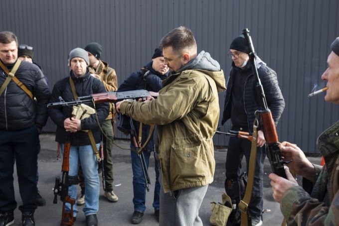Ukraine Konflikt: Angehörige der Territorial-Verteidigung erhalten ihre Waffen. Ukraine Konflitk